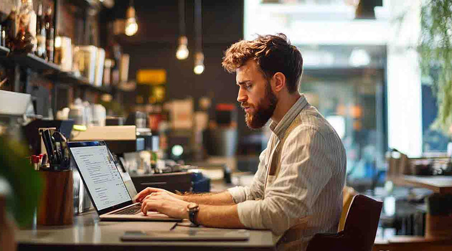 Comparison between on-premise software and SaaS solutions for businesses