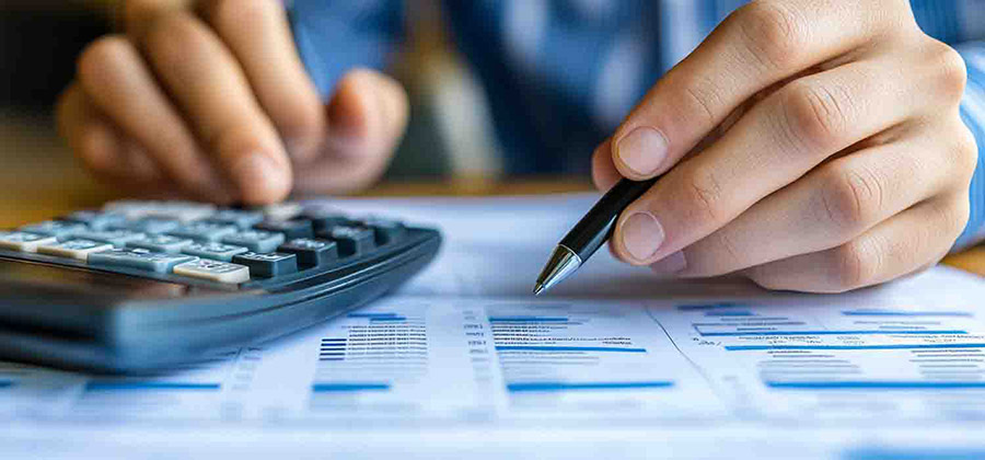 IT expert explaining the cost of managed IT services