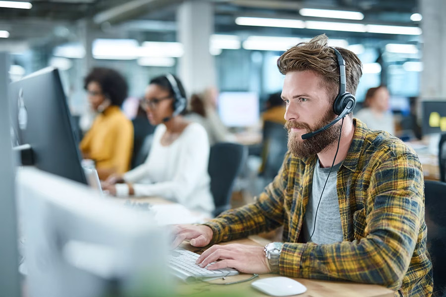 it agent talking with clients