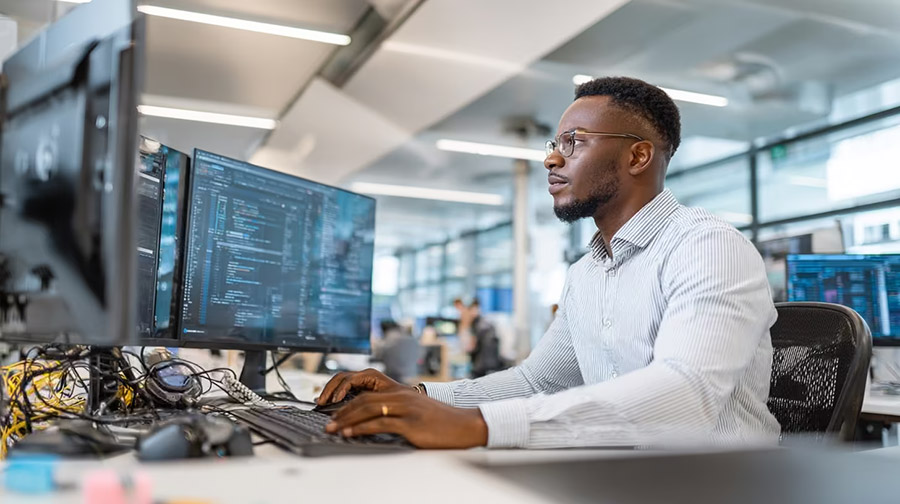 it tech man working on project